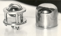 Täissümmeetriline soojuskiirguse osas kompenseeritud täppispüranomeeter (all taeva soojuskiirgust peegeldav metallalus). J. Reemann, teostus sektori töökoda.