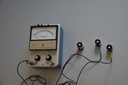 Dr. J. Norman kinkis LiCor-i püranomeetri, fotosünteetiliselt aktiivse kiirguse püranomeetri ja kvantsensori koos elektroonikaplokiga 1989. aastal.