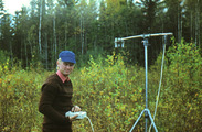 U. Peterson mõõdab 4-kanalilise käsifotomeetriga raiesmikel 1986. a. suvel.